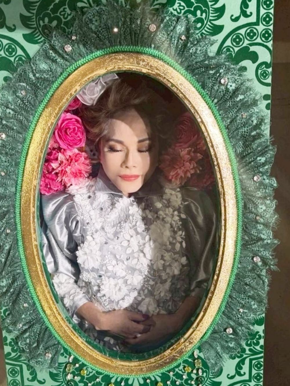 9 Potret Dewi Soekarno hadiri pameran seni, aksinya terbujur di peti mati bikin syok