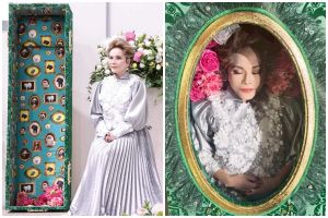 9 Potret Dewi Soekarno hadiri pameran seni, aksinya terbujur di peti mati bikin syok