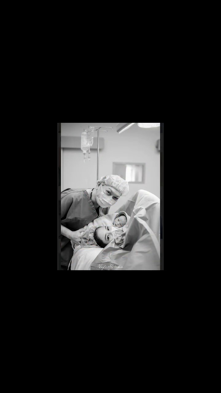 7 Potret Ari Sigit gendong anak ke-7 di usia 54 tahun, berasa bareng cucu