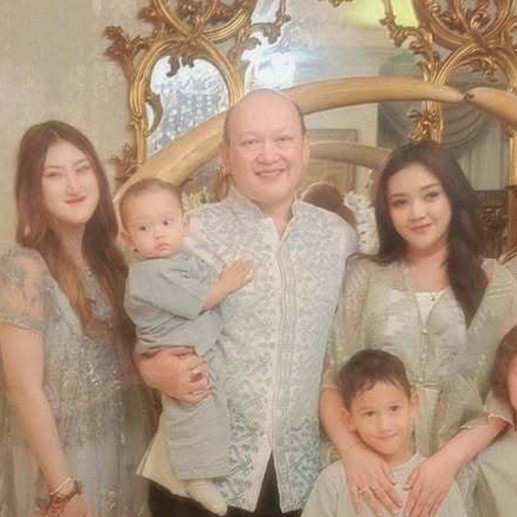 7 Potret Ari Sigit gendong anak ke-7 di usia 54 tahun, berasa bareng cucu