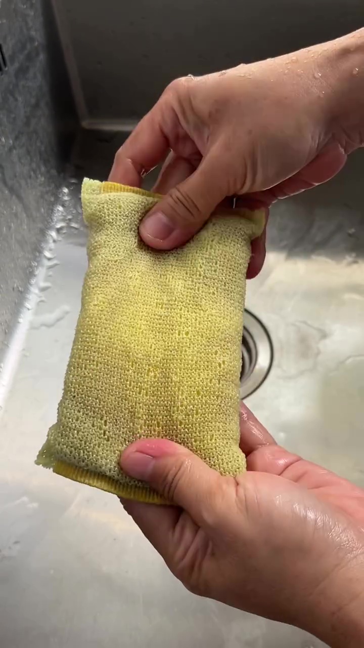 Padahal baru sekali pakai, tapi spons cuci piring langsung bau? Coba rendam cairan ini biar steril