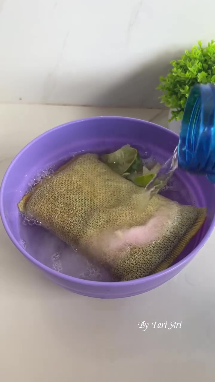 Padahal baru sekali pakai, tapi spons cuci piring langsung bau? Coba rendam cairan ini biar steril