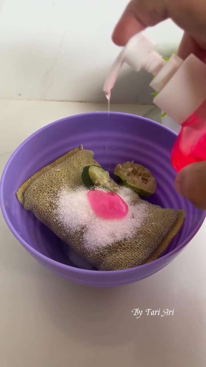 Padahal baru sekali pakai, tapi spons cuci piring langsung bau? Coba rendam cairan ini biar steril