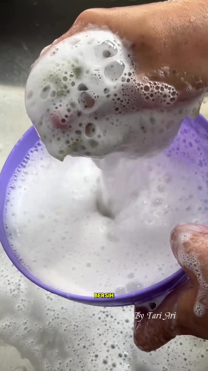 Padahal baru sekali pakai, tapi spons cuci piring langsung bau? Coba rendam cairan ini biar steril