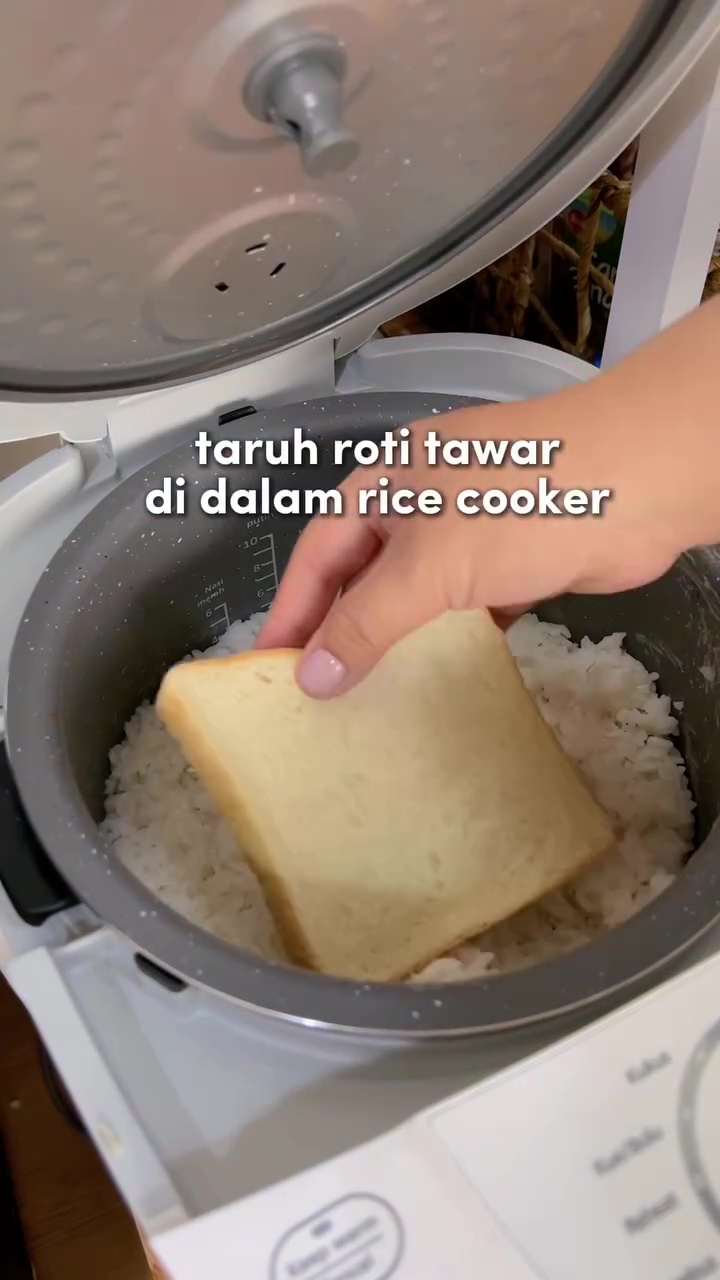 Takaran air terlalu banyak bikin nasi jadi lembek? Jangan panik! Atasi dengan 1 bahan makanan ini