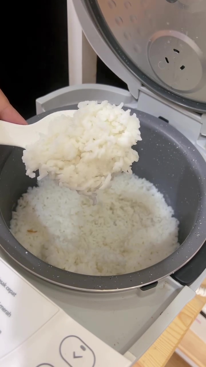 Takaran air terlalu banyak bikin nasi jadi lembek? Jangan panik! Atasi dengan 1 bahan makanan ini