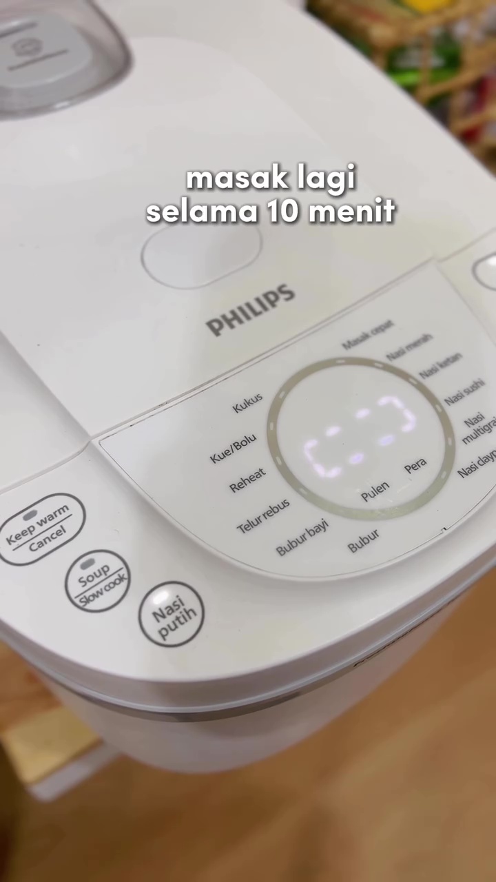 Takaran air terlalu banyak bikin nasi jadi lembek? Jangan panik! Atasi dengan 1 bahan makanan ini