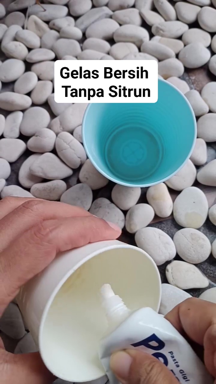 Gelas plastik kusam dan berkerak jangan keburu dibuang! 1 Bahan rumahan ini bisa bikin jadi kinclong