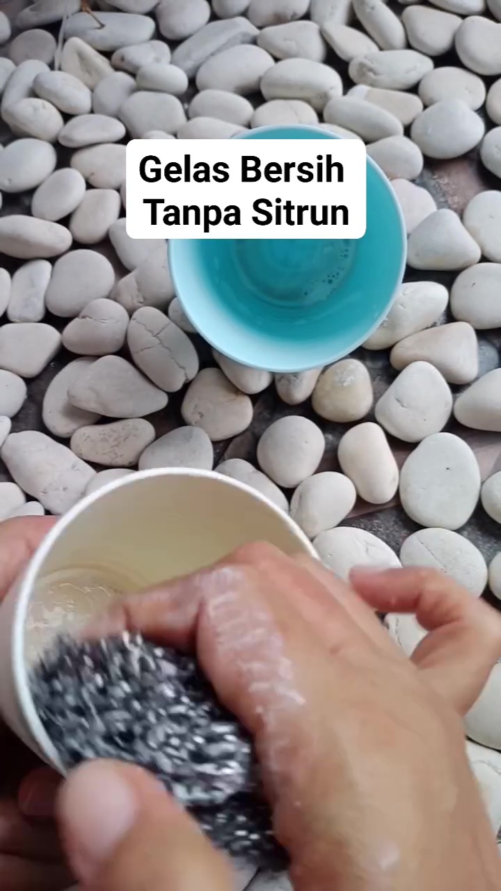 Gelas plastik kusam dan berkerak jangan keburu dibuang! 1 Bahan rumahan ini bisa bikin jadi kinclong