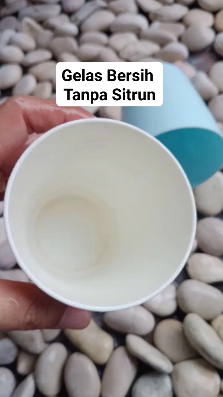 Gelas plastik kusam dan berkerak jangan keburu dibuang! 1 Bahan rumahan ini bisa bikin jadi kinclong