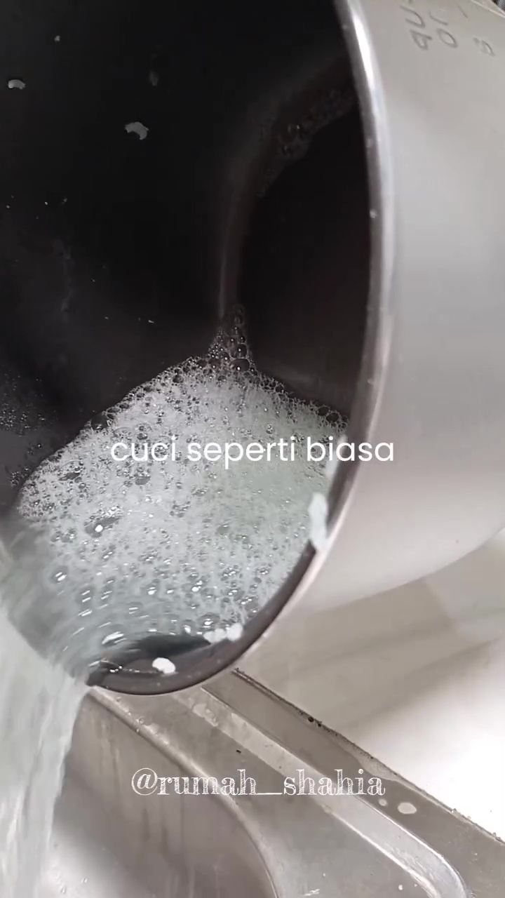 Cuma butuh 1 menit, kerak nasi di panci rice cooker auto bersih tanpa bikin antilengketnya tergores