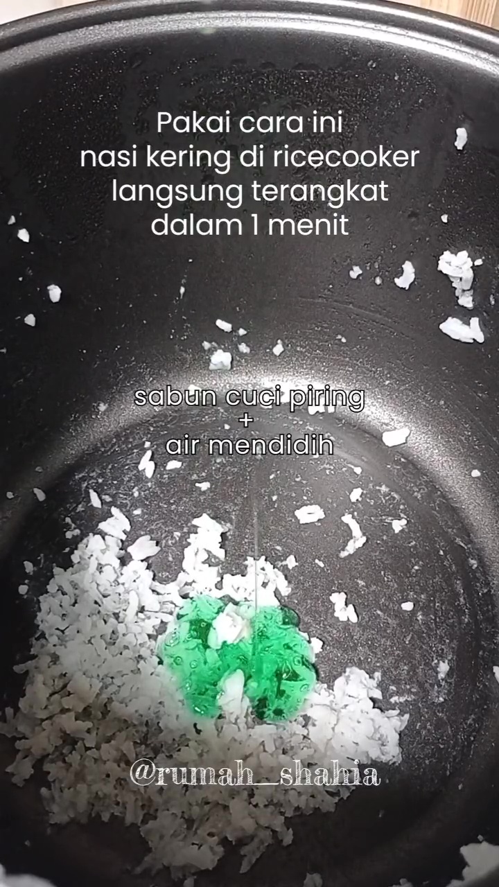 Cuma butuh 1 menit, kerak nasi di panci rice cooker auto bersih tanpa bikin antilengketnya tergores