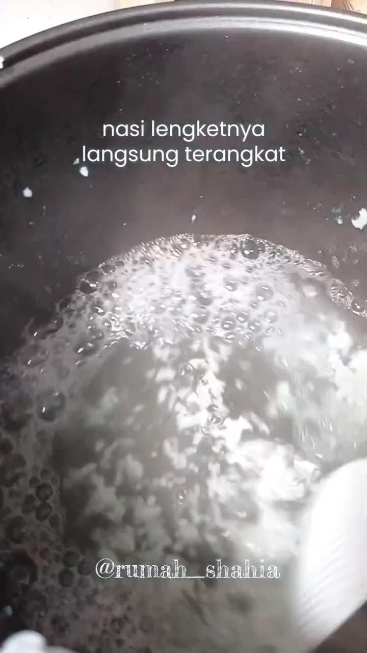 Cuma butuh 1 menit, kerak nasi di panci rice cooker auto bersih tanpa bikin antilengketnya tergores