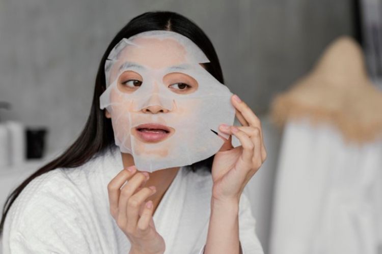 10 Sheet mask untuk kulit kering sekaligus mencerahkan, harga ramah di kantong di bawah Rp 100 ribu