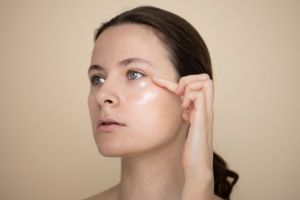 10 Eye cream mengatasi mata panda untuk usia 30 tahun, ramah di kantong harga di bawah Rp 150 ribu