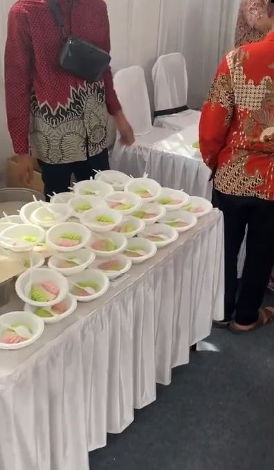 Berasa ke festival jajanan, potret menu prasmanan di kondangan ini nggak biasa, bikin full senyum