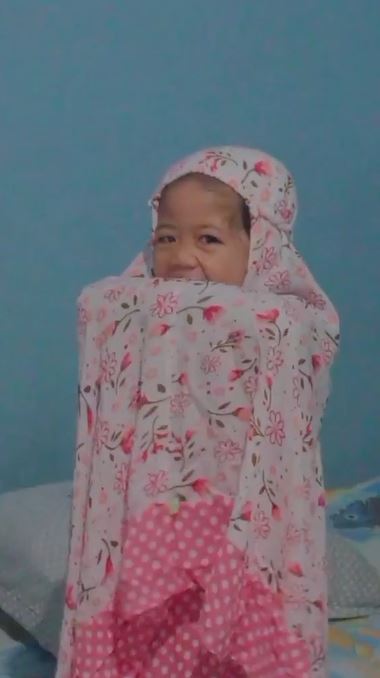 Ekspresi malunya imut abis, ini momen kocak ayah pergoki anaknya salat menghadap TV nonton Upin Ipin