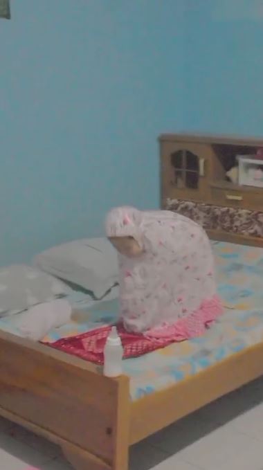 Ekspresi malunya imut abis, ini momen kocak ayah pergoki anaknya salat menghadap TV nonton Upin Ipin