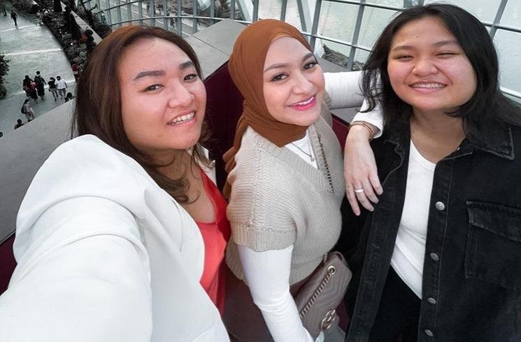 Akur dan kompak meski beda ayah, intip potret kedekatan 9 seleb bareng saudara sambung