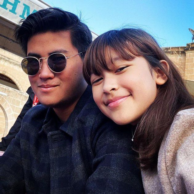 Akur dan kompak meski beda ayah, intip potret kedekatan 9 seleb bareng saudara sambung