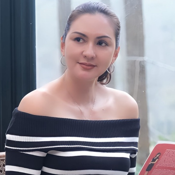 Gaya outfit 8 presenter Indonesia saat momong anak ini stylish abis, Ayu Dewi selalu stunning