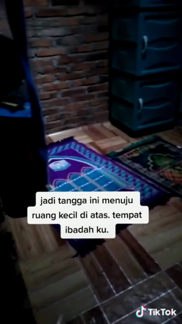 Potret tangga di rumah ini bikin bingung yang lihat, tampak buntu tapi ada pintu menuju ruangan