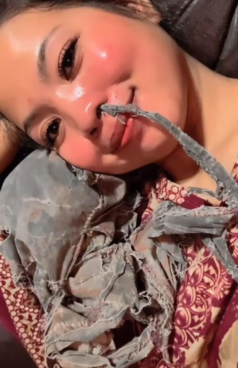 Usianya sudah 27 tahun, wanita ini tunjukkan bantal kesayangannya dari 1998, potretnya bikin melongo