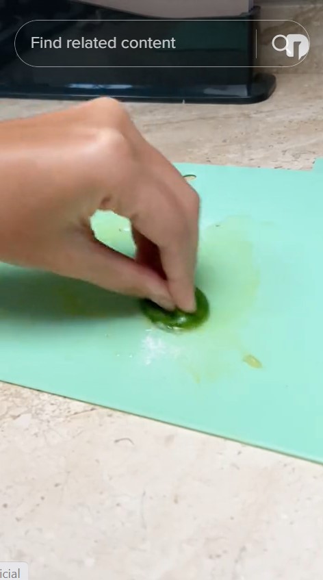 Talenan plastik yang menguning bekas kunyit bikin pusing? Begini cara membersihkan pakai jeruk nipis