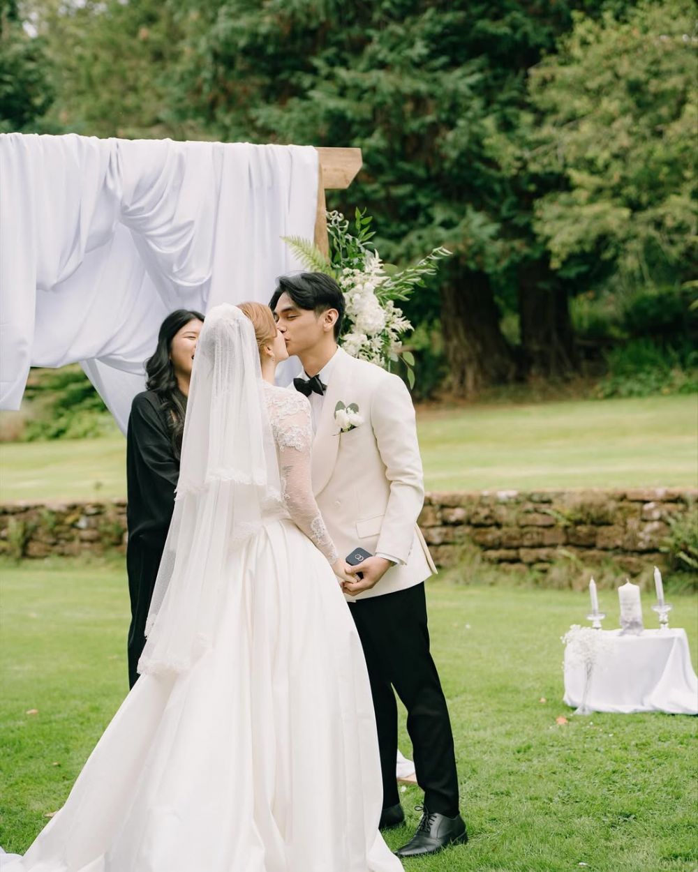 9 Potret Cassandra Lee dan Ryuken Lie jalani pembaruan sumpah nikah Inggris, gelar resepsi intim