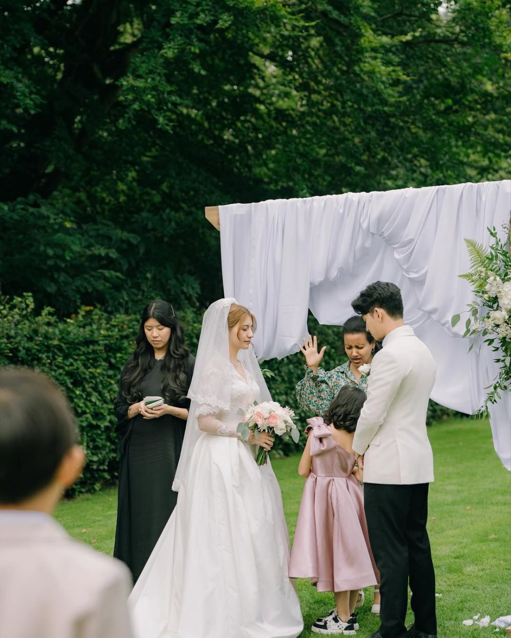 9 Potret Cassandra Lee dan Ryuken Lie jalani pembaruan sumpah nikah Inggris, gelar resepsi intim