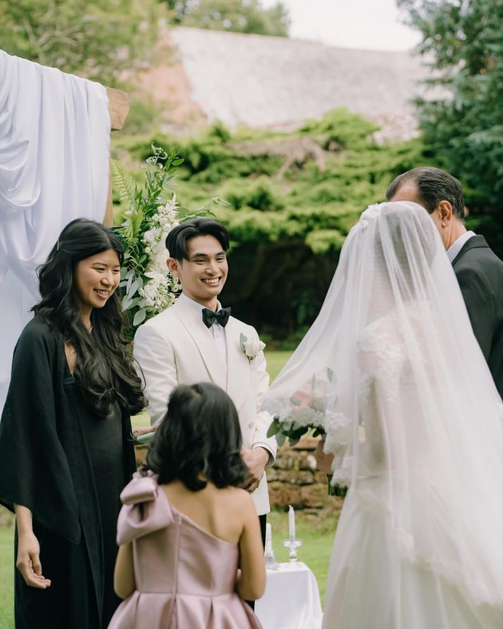 9 Potret Cassandra Lee dan Ryuken Lie jalani pembaruan sumpah nikah Inggris, gelar resepsi intim