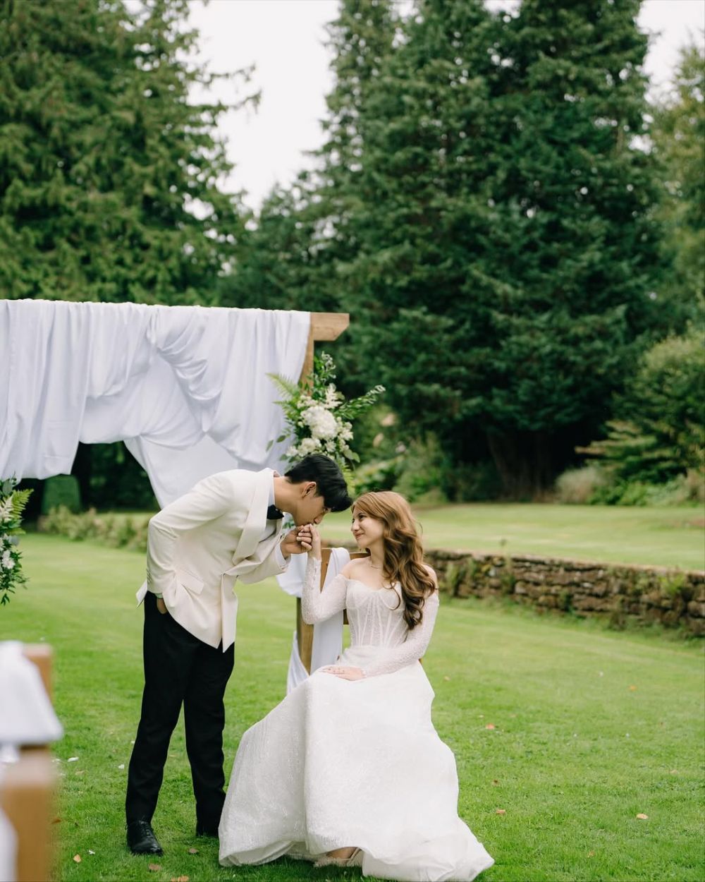 9 Potret Cassandra Lee dan Ryuken Lie jalani pembaruan sumpah nikah Inggris, gelar resepsi intim