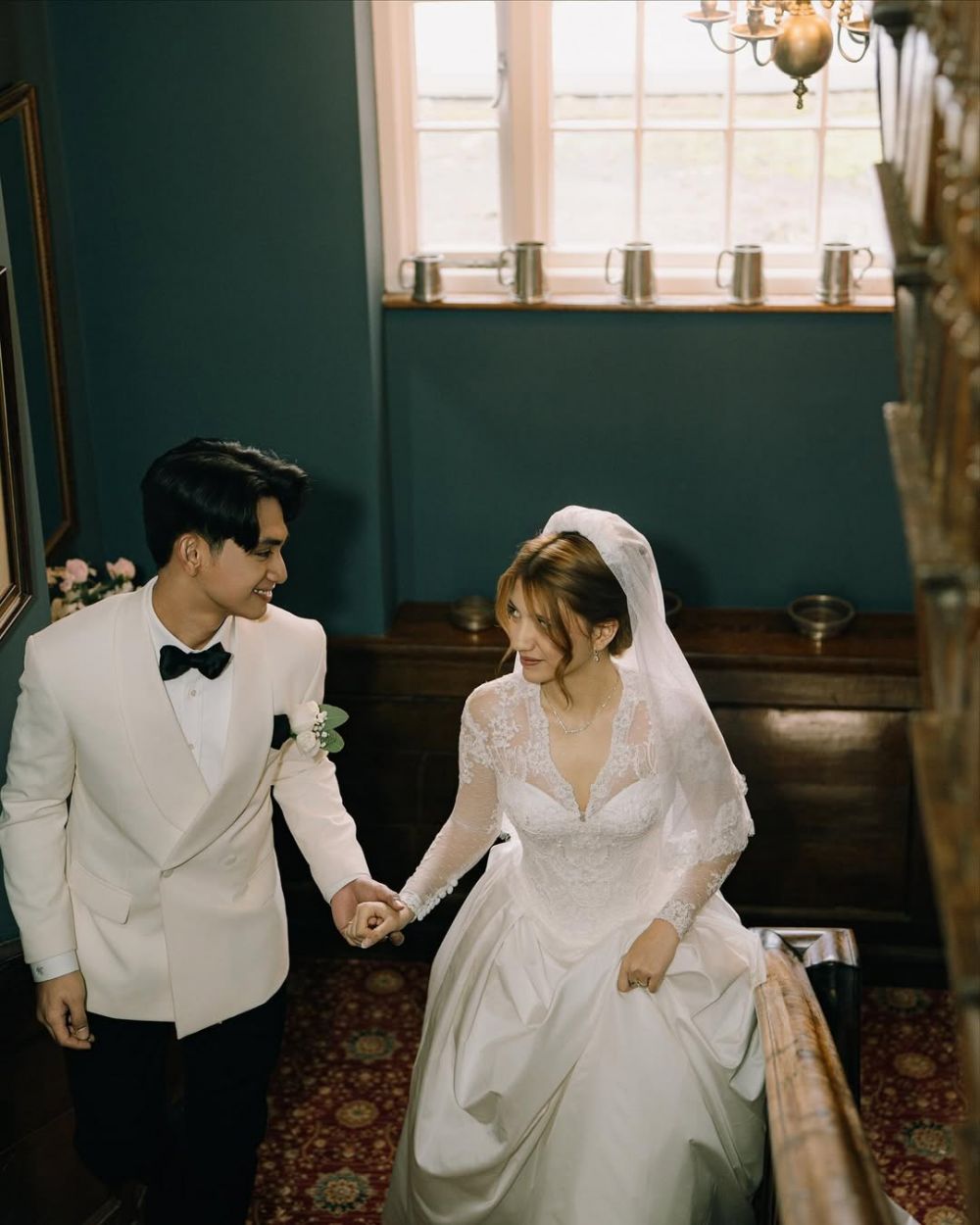 9 Potret Cassandra Lee dan Ryuken Lie jalani pembaruan sumpah nikah Inggris, gelar resepsi intim