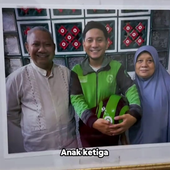 Pria ini pamer foto 3 saudaranya sarjana sementara ia ojol, reaksi sang ayah malah bikin ngakak