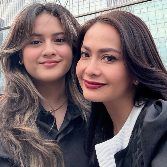 Potret 7 mantan Gadis Sampul 90-an muncul bareng anak gadis, penampilannya tetap awet muda dan memikat