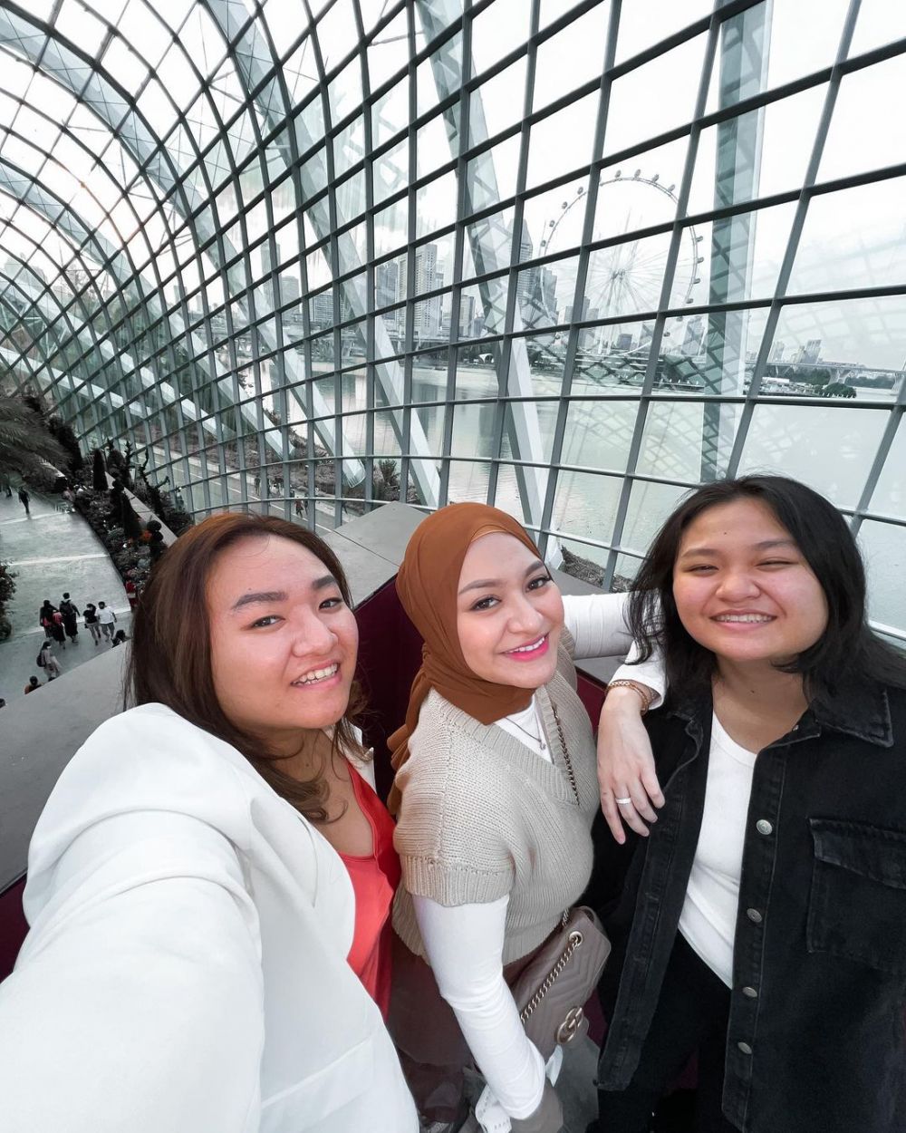 Saling dukung dalam suka dan duka, intip 11 potret Nathalie Holscher bareng adik-adiknya, kompak abis