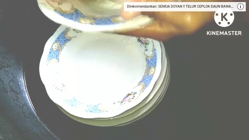 Piring keramik berkerak jadi kinclong lagi? Ini dia trik sederhana tanpa capek menyikat