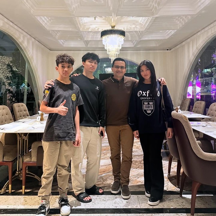 Sempat kecewa dilarang ayah kuliah di UGM, 9 potret anak Sahrul Gunawan kini bangga jadi mahasiswa UI