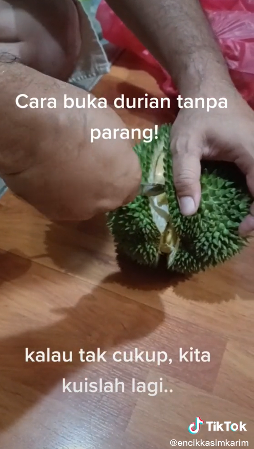 Kisah nyata traveler habiskan 5,5kg durian cuma setengah jam sebelum penerbangan, enegnya tembus layar