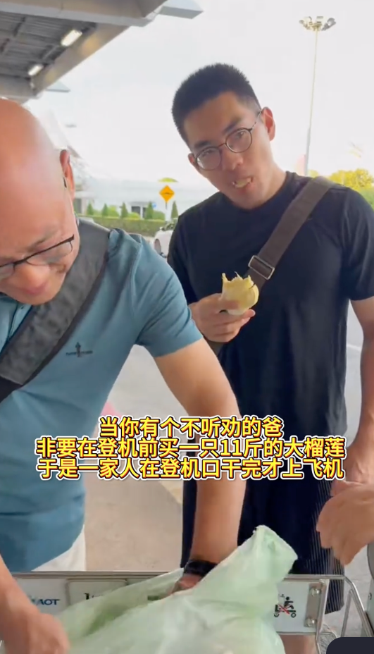 Kisah nyata traveler habiskan 5,5kg durian cuma setengah jam sebelum penerbangan, enegnya tembus layar