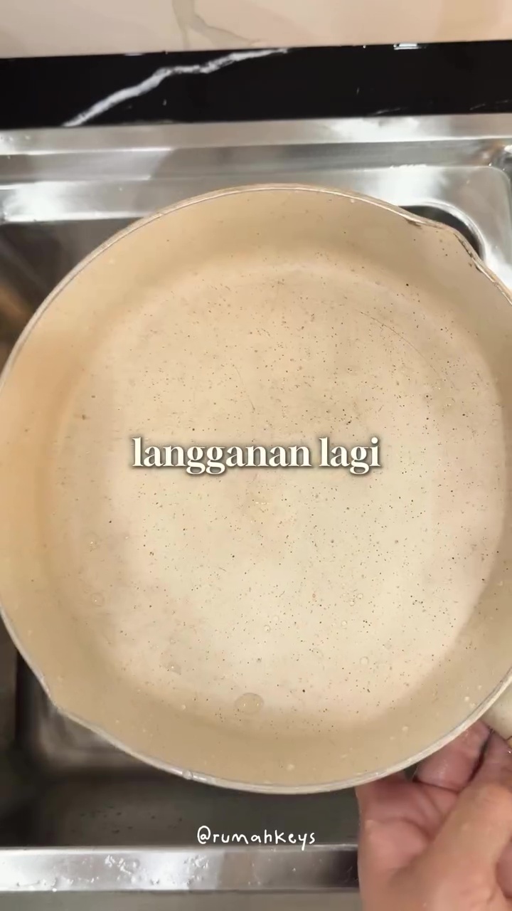 Bukan pakai baking soda dan cuka, ini trik atasi wajan penuh kerak makanan gosong cuma butuh 10 menit