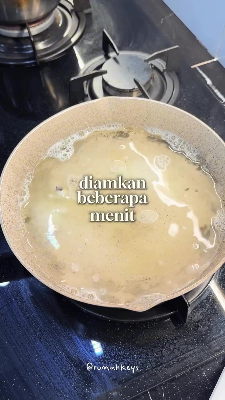 Bukan pakai baking soda dan cuka, ini trik atasi wajan penuh kerak makanan gosong cuma butuh 10 menit