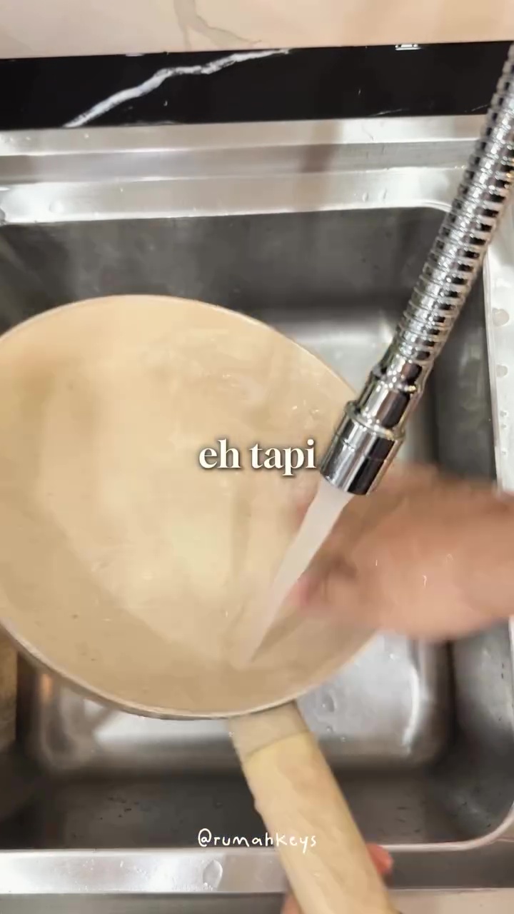 Bukan pakai baking soda dan cuka, ini trik atasi wajan penuh kerak makanan gosong cuma butuh 10 menit