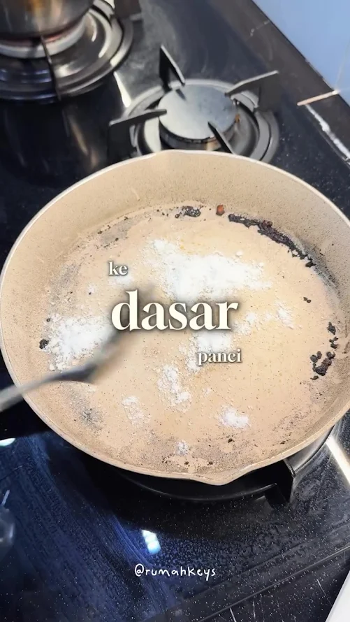 Bukan pakai baking soda dan cuka, ini trik atasi wajan penuh kerak makanan gosong cuma butuh 10 menit