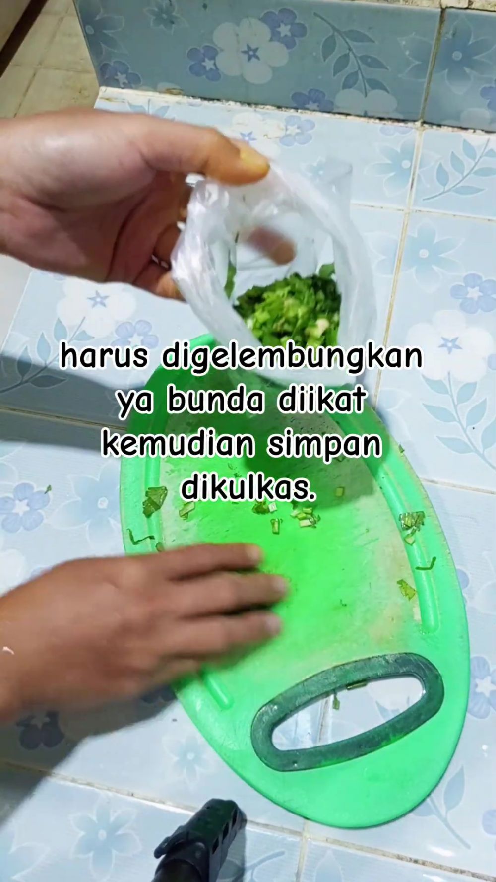 Tak mau repot ganti air saat simpan seledri? Coba cara praktis ini biar lebih awet 1 minggu