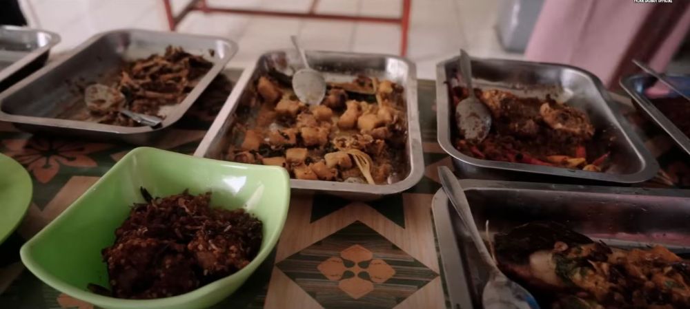 7 Potret warung milik Fajar Sadboy, masakan Gorontalo autentik di Jakarta yang bikin lidah meleleh