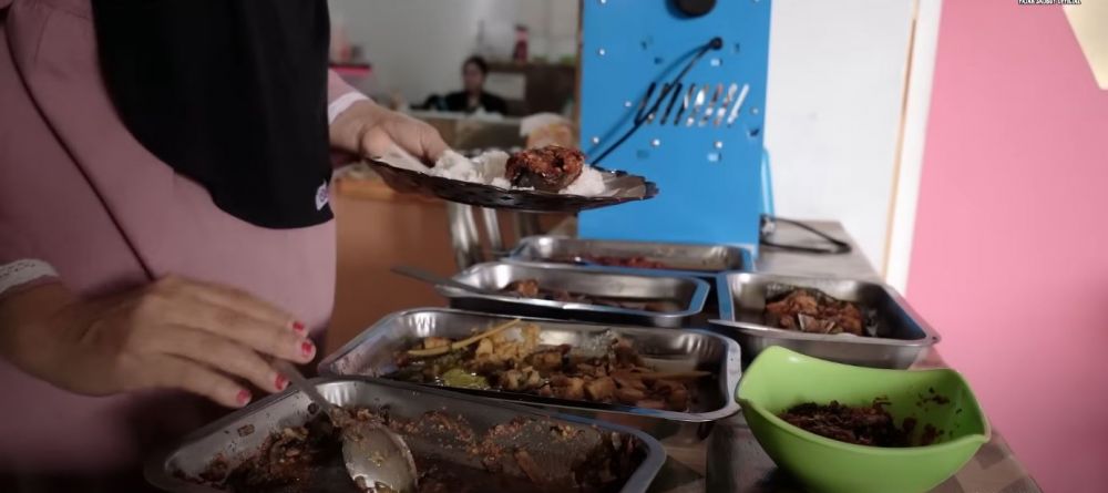 7 Potret warung milik Fajar Sadboy, masakan Gorontalo autentik di Jakarta yang bikin lidah meleleh