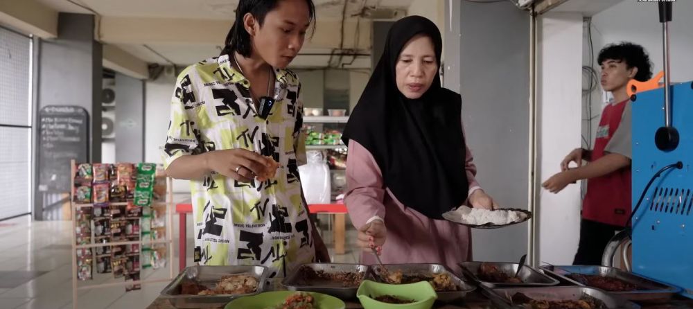 7 Potret warung milik Fajar Sadboy, masakan Gorontalo autentik di Jakarta yang bikin lidah meleleh