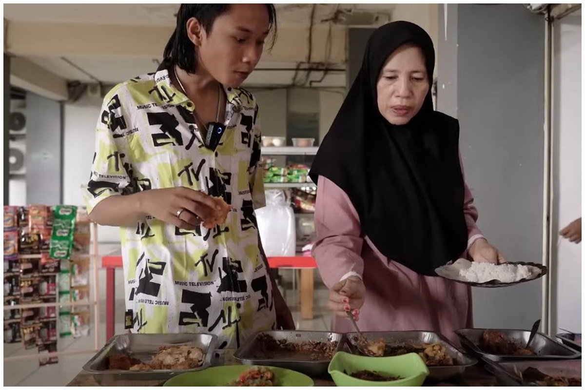 7 Potret warung milik Fajar Sadboy, masakan Gorontalo autentik di Jakarta yang bikin lidah meleleh