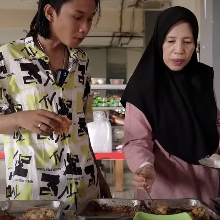 7 Potret warung milik Fajar Sadboy, masakan Gorontalo autentik di Jakarta yang bikin lidah meleleh